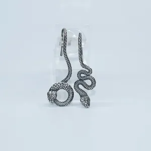 Асимметричные серебряные серьги 'Змеи'