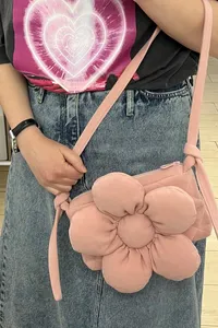 Сумка-багет из велюра 'Чайная роза'